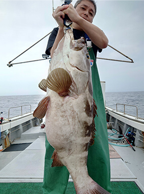 魚を釣った男性